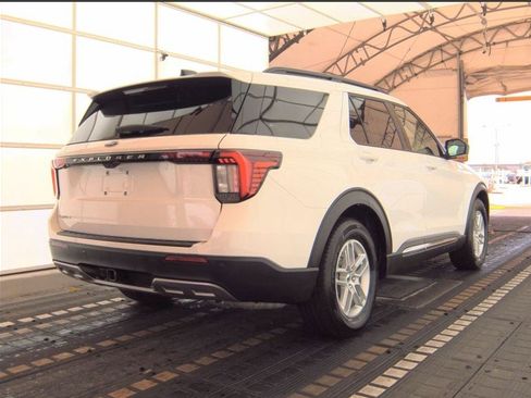 Used 2025 Ford Explorer Active w/ Active Comfort Package image 2