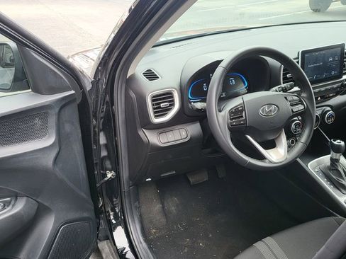 Used 2025 Hyundai Venue SEL image 4