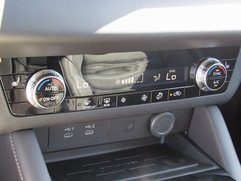 New 2025 Mitsubishi Outlander SE image 19