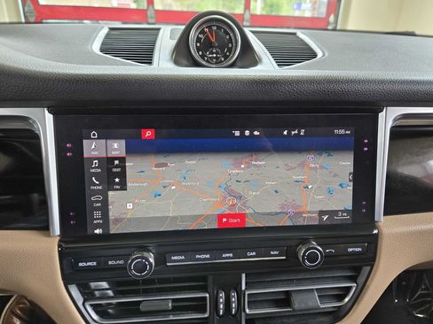 Used 2021 Porsche Macan AWD/4WD image 18