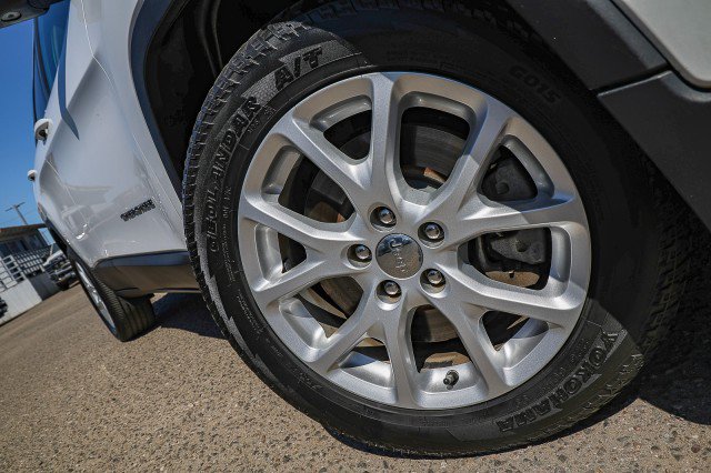 Used 2018 Jeep Cherokee Latitude Plus w/ Comfort/Convenience Group FWD image 2