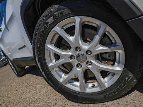 Used 2018 Jeep Cherokee Latitude Plus w/ Comfort/Convenience Group FWD image 2