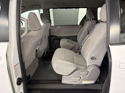 Used 2020 Toyota Sienna LE w/ Carpet Mat Package FWD image 15