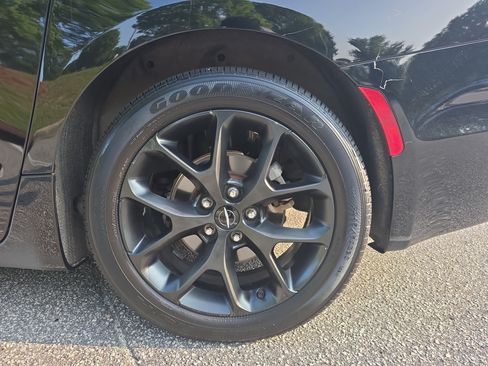 Used 2025 Chrysler Pacifica Limited FWD image 30
