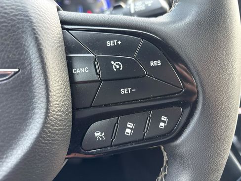 Used 2023 Chrysler Pacifica Touring FWD image 16