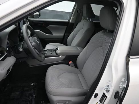 Used 2023 Toyota Highlander L FWD image 19