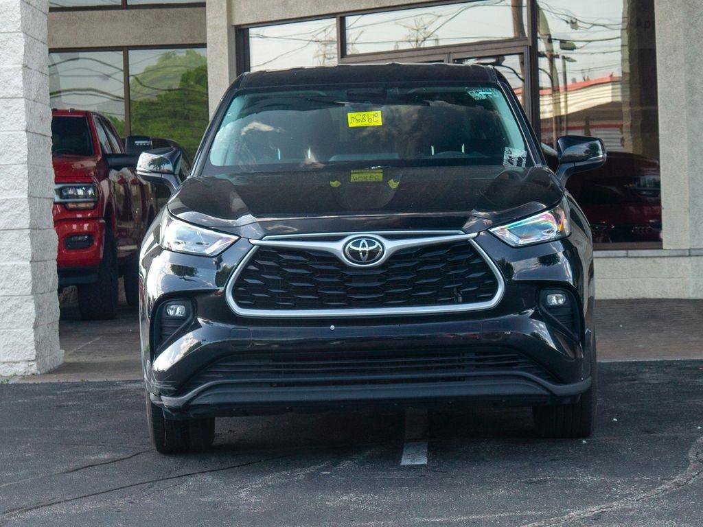Used 2022 Toyota Highlander LE AWD/4WD image 7