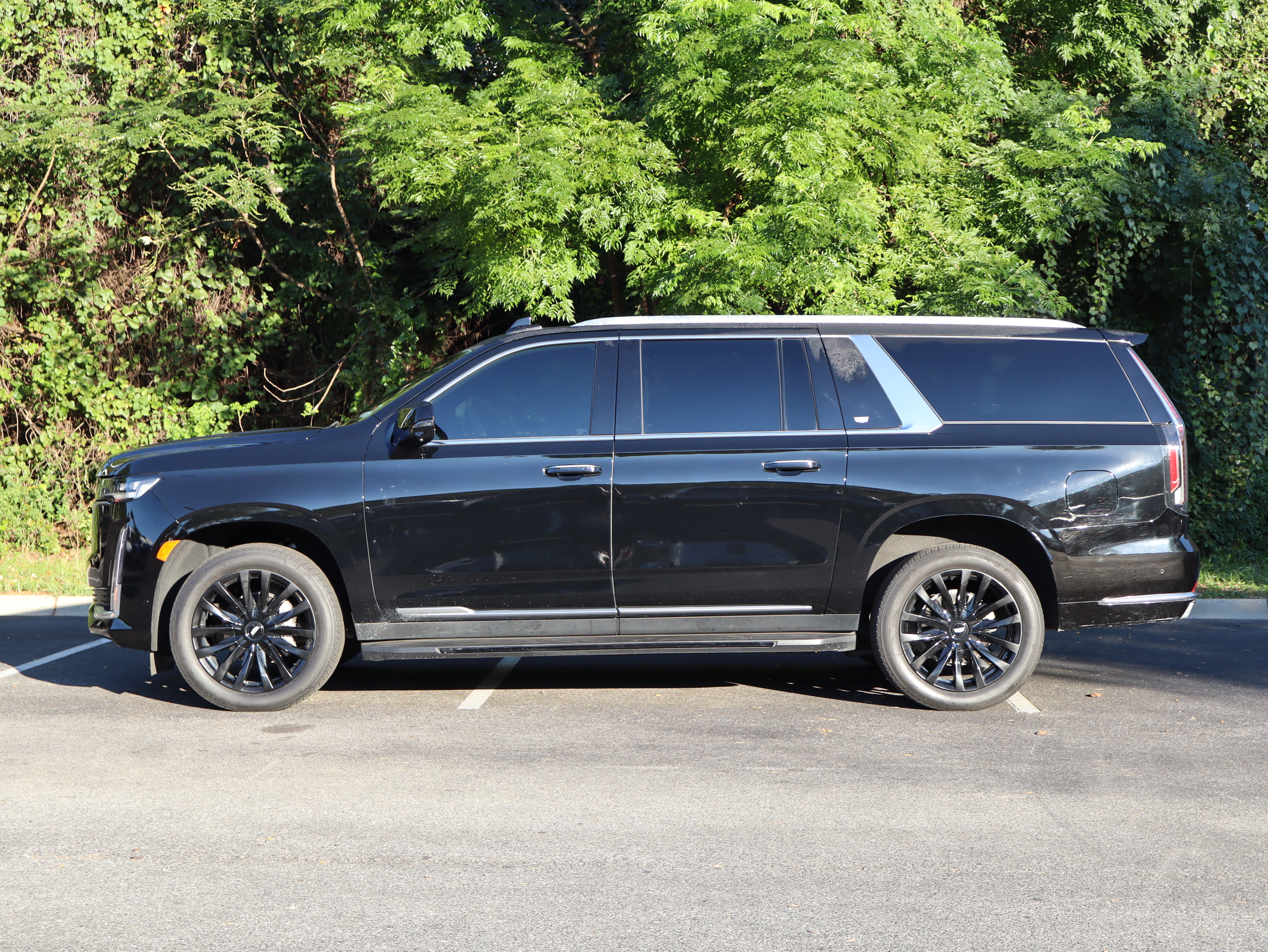 Used 2024 Cadillac Escalade ESV Premium Luxury AWD/4WD image 3
