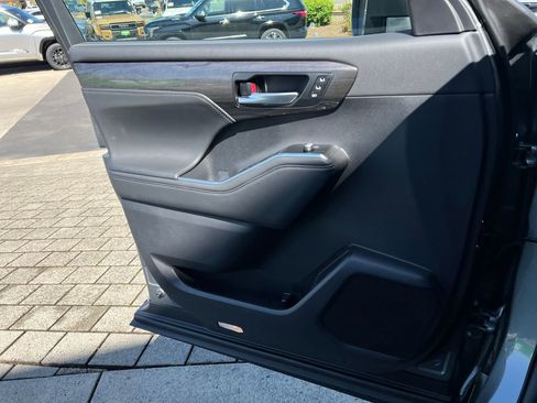 New 2026 Toyota Highlander Platinum AWD/4WD image 12