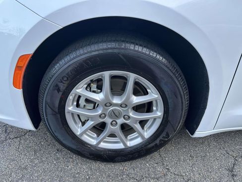 Used 2024 Chrysler Pacifica Touring-L image 6