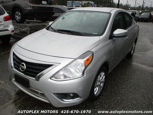 Used 2018 Nissan Versa SV image 3