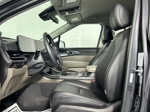 Used 2025 Kia Carnival image 30