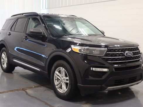 Used 2022 Ford Explorer XLT w/ Equipment Group 202A image 2