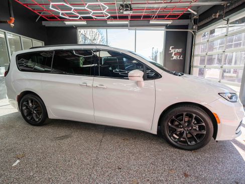 Used 2021 Chrysler Pacifica Touring-L w/ Uconnect Theater Family Group image 5