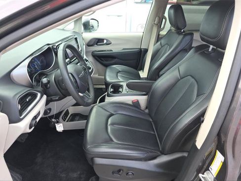 Used 2023 Chrysler Pacifica Touring-L FWD image 3