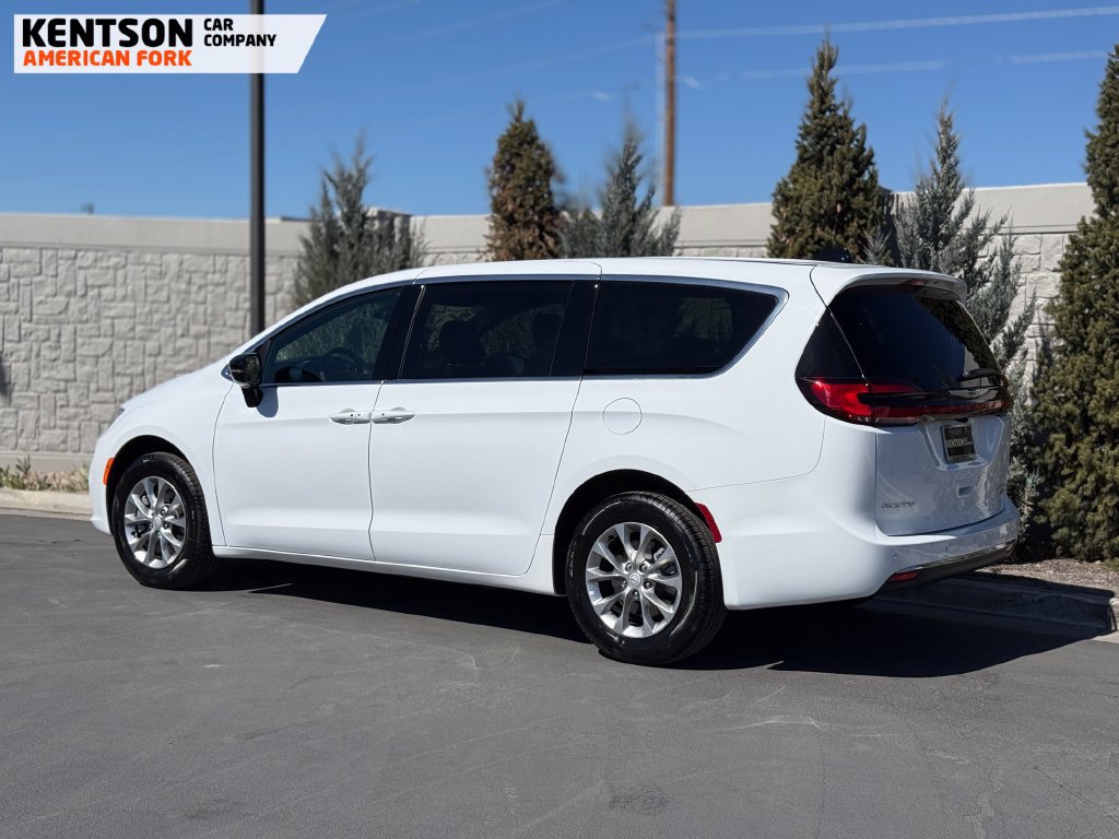 Used 2026 Chrysler Pacifica Limited AWD/4WD image 5