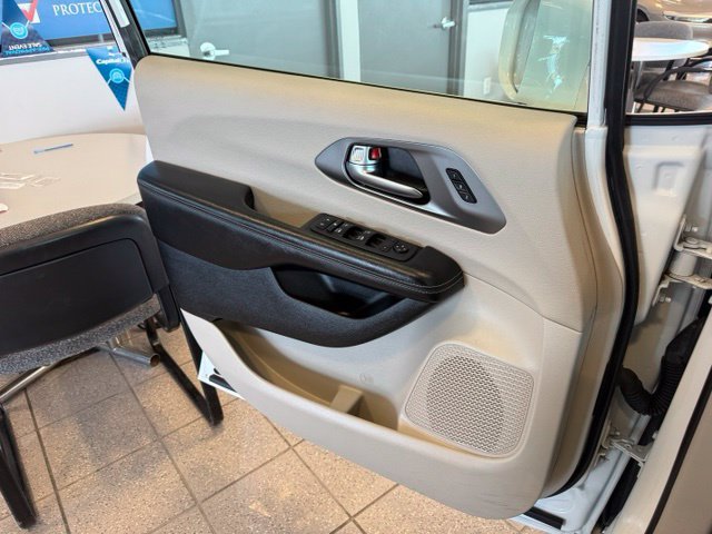 Used 2022 Chrysler Pacifica Touring-L w/ Uconnect Theater Family Group FWD image 21