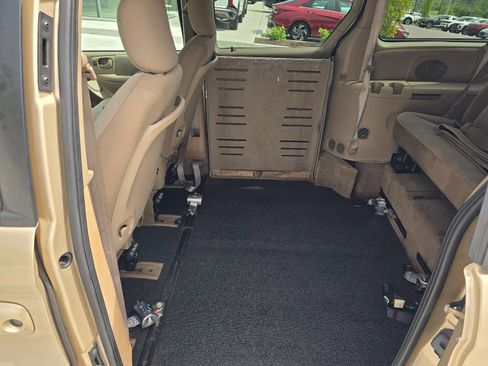 Used 2001 Chrysler Town & Country LX FWD image 8