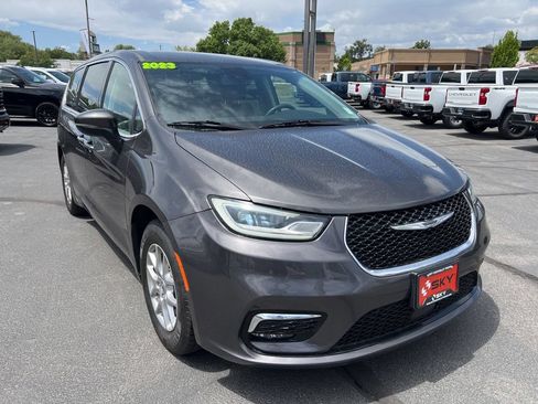 Used 2023 Chrysler Pacifica Touring-L FWD image 5