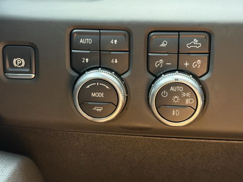 Used 2025 GMC Sierra 2500 AT4 AWD/4WD image 25