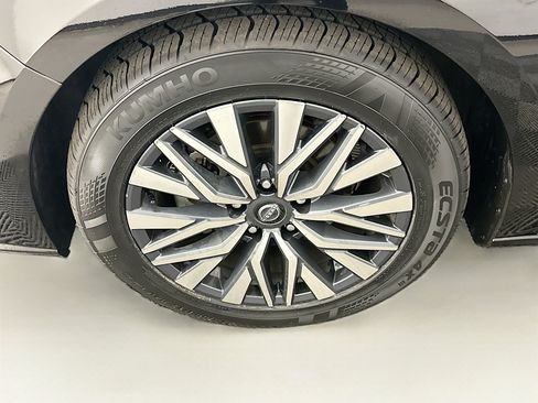Used 2025 Nissan Altima 2.5 SV FWD image 11
