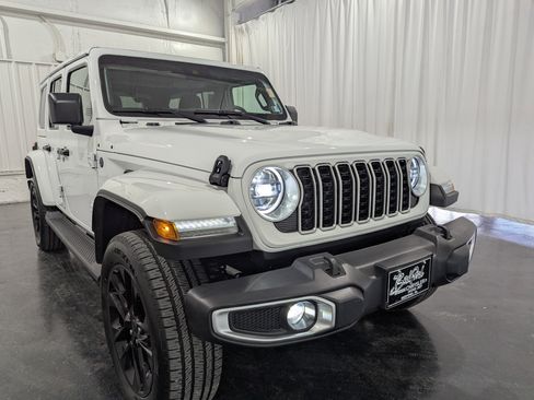 Used 2025 Jeep Wrangler Unlimited Sahara image 5