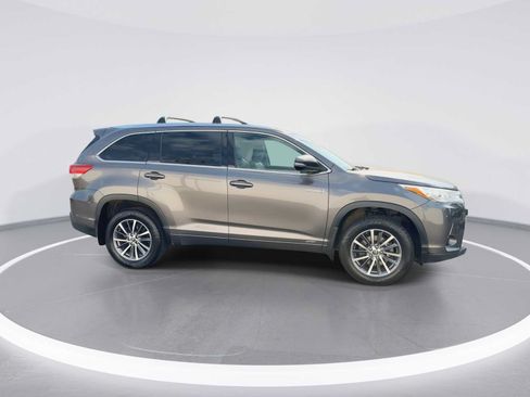 Used 2017 Toyota Highlander XLE AWD/4WD image 9