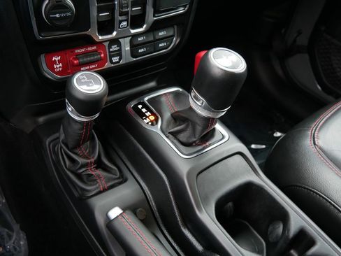 Used 2021 Jeep Wrangler Unlimited Rubicon w/ Cold Weather Group AWD/4WD image 25