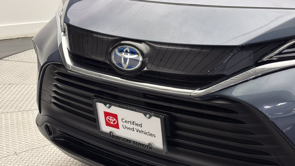 Certified 2023 Toyota Venza LE AWD/4WD image 2