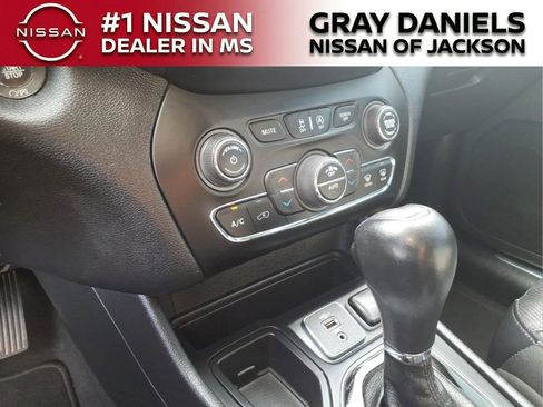 Used 2020 Jeep Cherokee Limited FWD image 18