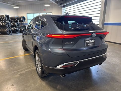 Used 2024 Toyota Venza XLE image 7