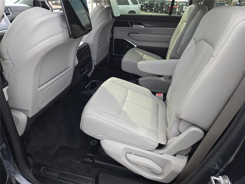 Certified 2024 Jeep Wagoneer Series III w/ Premium Group I image 24