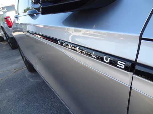 Used 2025 Lincoln Nautilus Premier AWD/4WD image 18