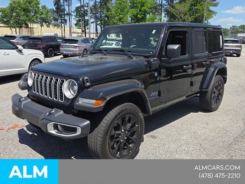 Used 2025 Jeep Wrangler Unlimited Sahara w/ Safety Group AWD/4WD image 4