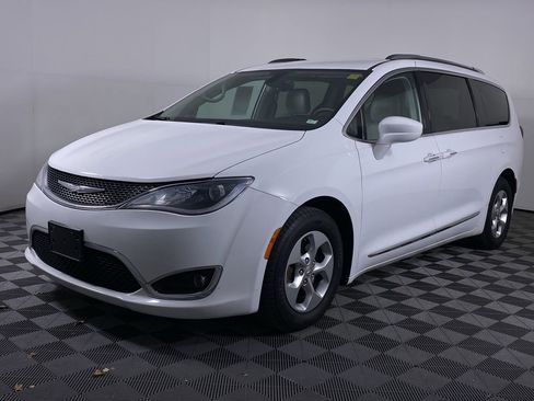 Used 2017 Chrysler Pacifica Touring-L Plus image 18