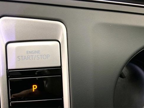 Used 2025 Volkswagen Atlas Cross Sport SE image 31