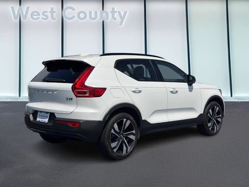 Certified 2023 Volvo XC40 B5 Ultimate w/ Protection Package Premier AWD/4WD image 4
