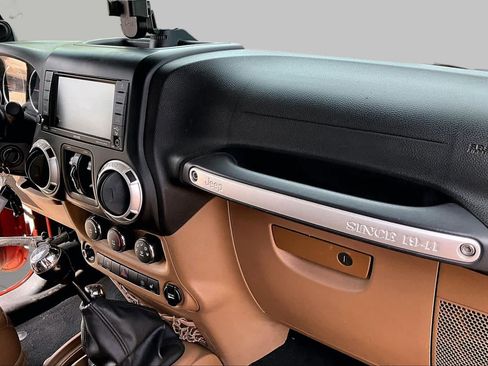 Used 2014 Jeep Wrangler Unlimited Sahara w/ Connectivity Group AWD/4WD image 14