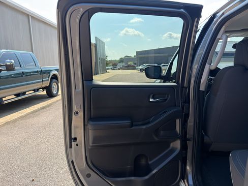 Certified 2025 Nissan Frontier SV RWD image 12