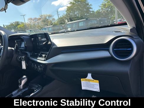 Used 2025 Chevrolet Trax LS w/ LS Convenience Package FWD image 22