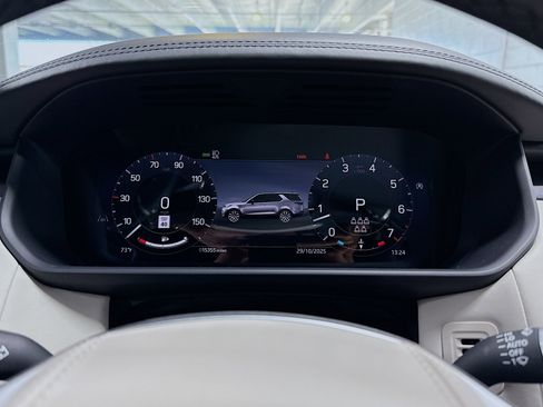 Used 2024 Land Rover Discovery Metropolitan Edition image 41