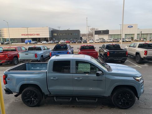 Used 2025 Chevrolet Colorado Z71 w/ Technology Package AWD/4WD image 4