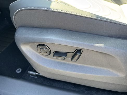 New 2025 Volkswagen Tiguan SE image 10