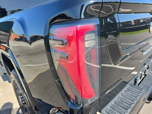 Used 2024 GMC Sierra 2500 AT4 image 35