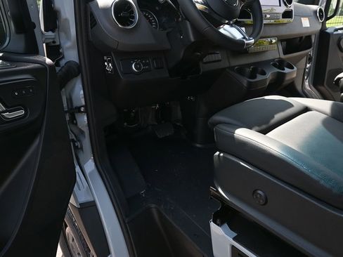 Used 2025 Mercedes-Benz Sprinter 2500 image 6