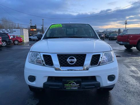 Used 2014 Nissan Frontier SV image 2