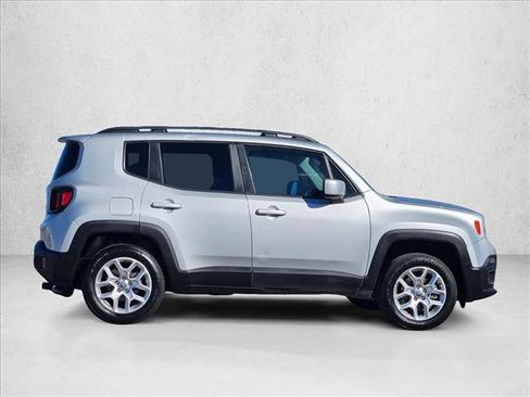 Used 2018 Jeep Renegade Latitude AWD/4WD image 4