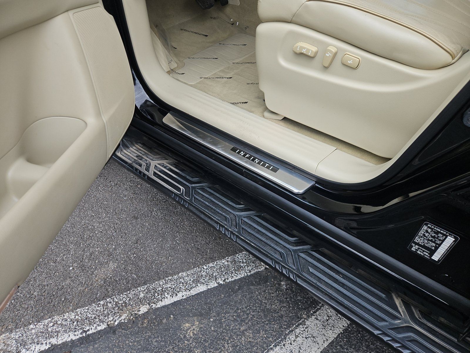 Used 2011 INFINITI QX56 4WD w/ Deluxe Touring Pkg image 30