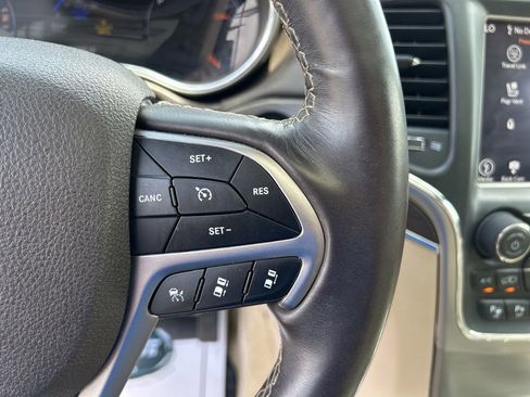 Used 2018 Jeep Grand Cherokee Overland AWD/4WD image 21