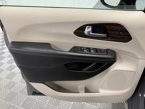 Used 2023 Chrysler Pacifica Limited FWD image 9